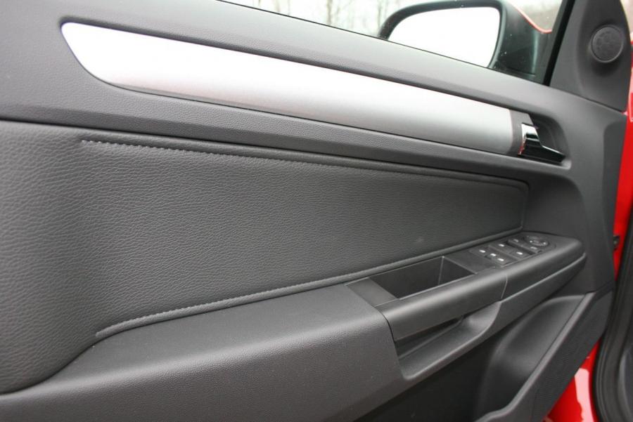 Детали интерьера Saturn Astra XR 5-Door 2008 года  (фото 38 из 47)